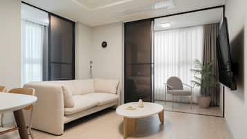 Family Two Room | Area soggiorno | TV 55 pollici con canali via cavo, pavimenti riscaldati
