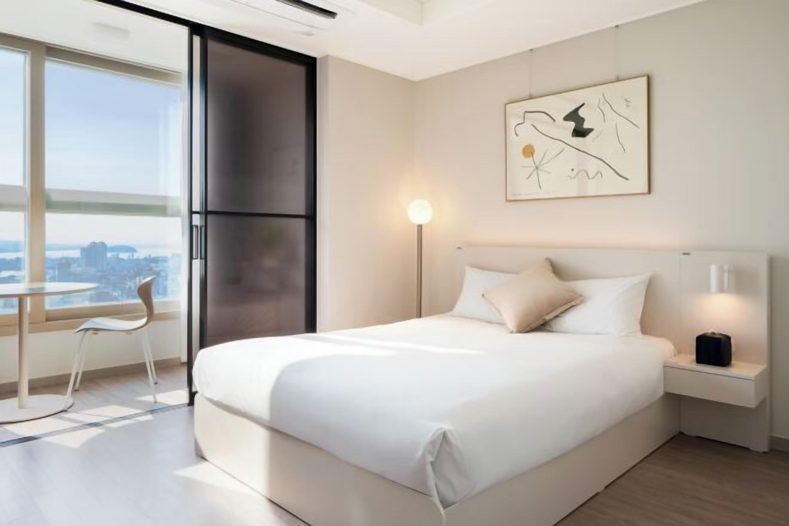 Escrivaninha, espaço de trabalho para notebook, cortinas blackout