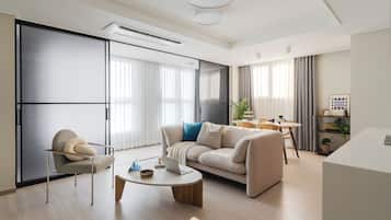 Family Two Room | Una scrivania, postazione laptop, tende oscuranti, insonorizzazione