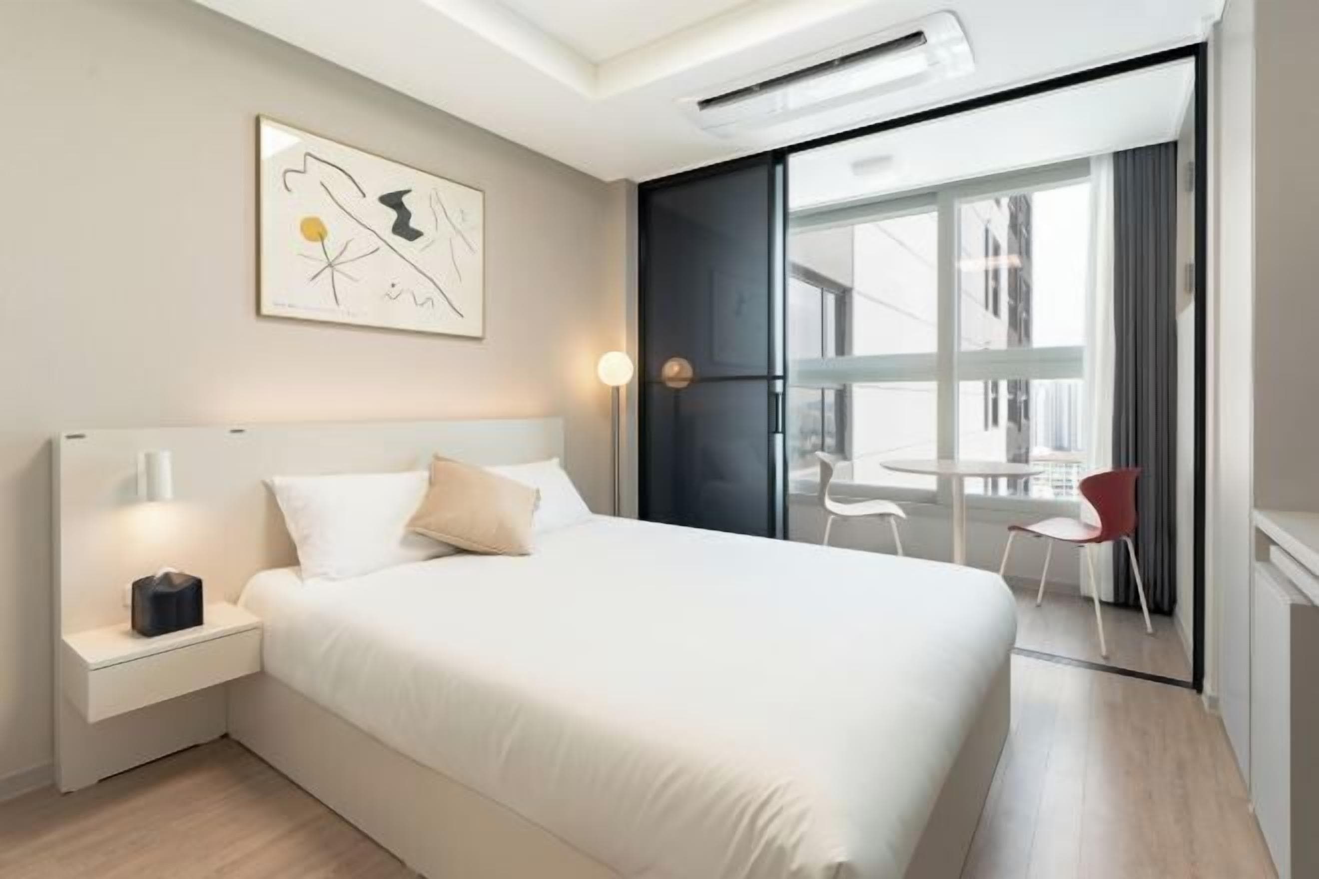 Escrivaninha, espaço de trabalho para notebook, cortinas blackout