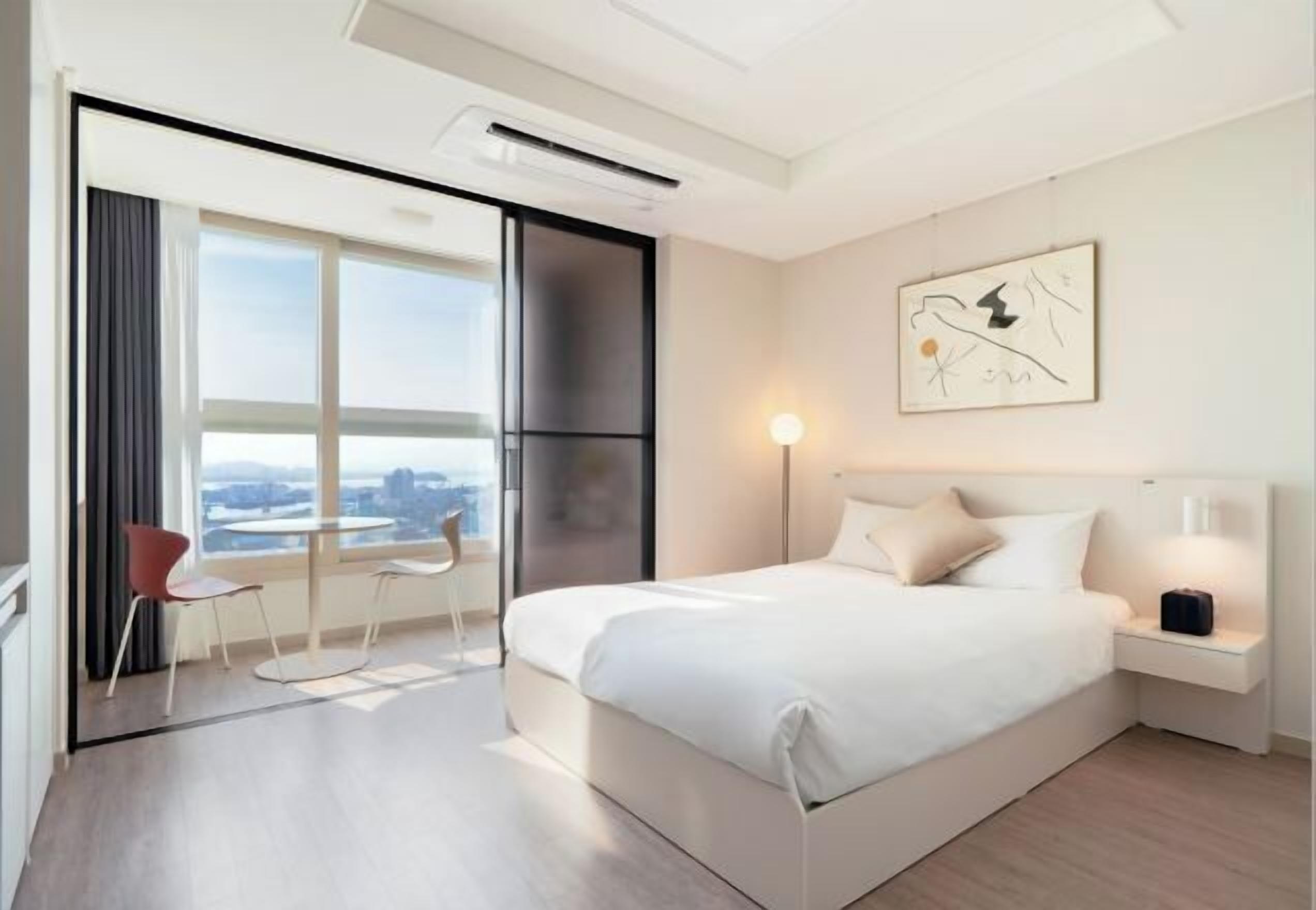 Escrivaninha, espaço de trabalho para notebook, cortinas blackout