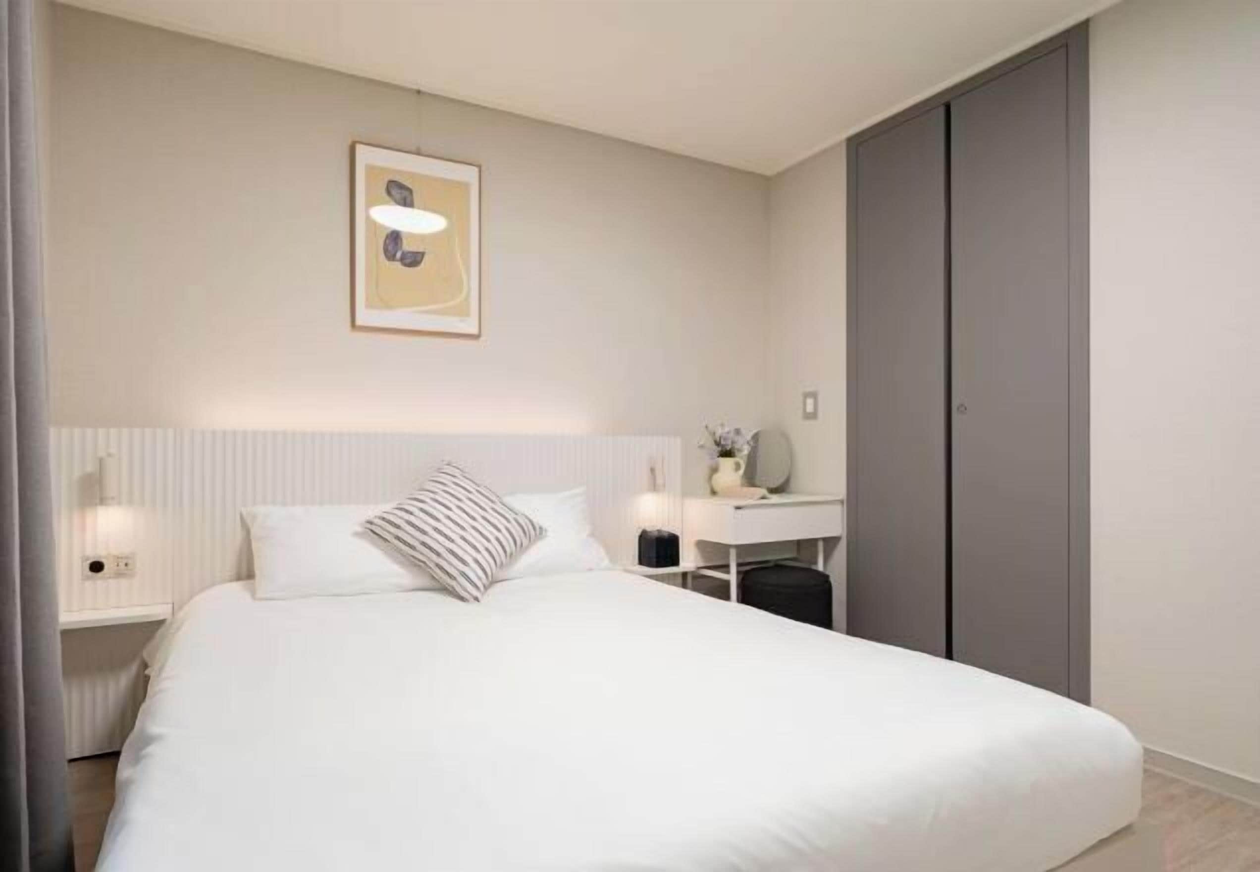 Escrivaninha, espaço de trabalho para notebook, cortinas blackout