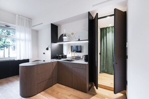 Réfrigérateur, four à micro-ondes, surface de cuisson, lave-vaisselle