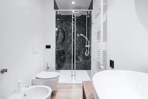 Douche, articles de toilette gratuits, sĂšche-cheveux, bidet