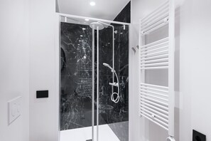 Dusche, kostenlose Toilettenartikel, Haartrockner, Bidet