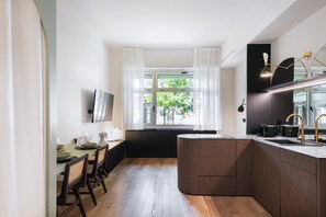 Geladeira, micro-ondas, cooktop, lava-louças