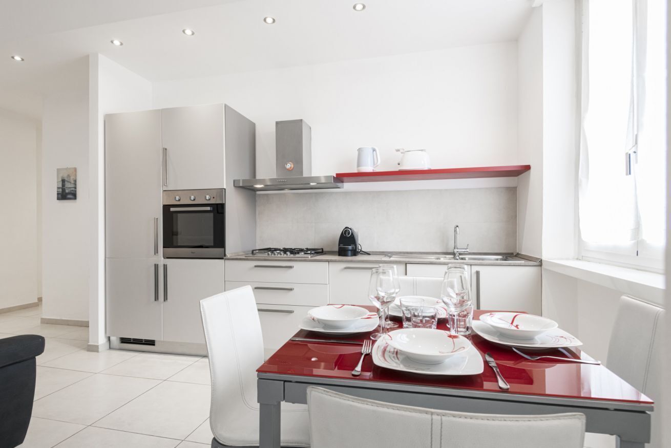 Een koelkast, een oven, een kookplaat, een vaatwasser