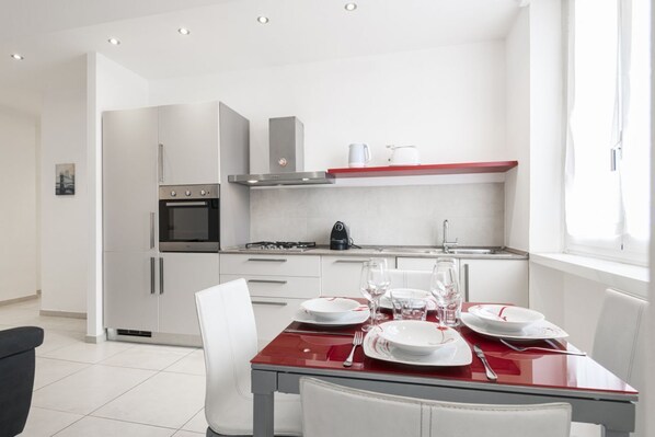 Fridge, oven, stovetop, dishwasher