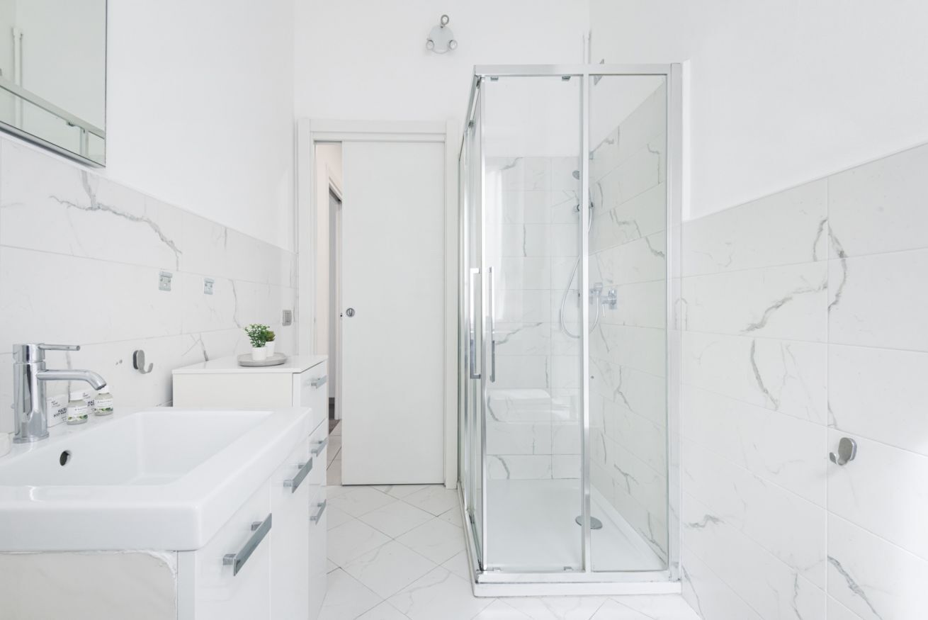 Douche, sèche-cheveux, bidet, serviettes fournies