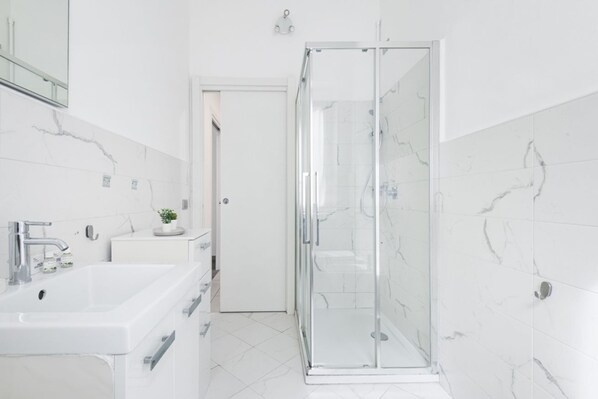 Shower, hair dryer, bidet, towels