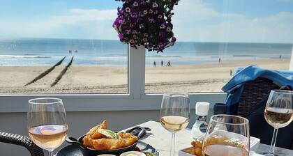 Genießen Sie einen erholsamen Aufenthalt in Zoutelande, nur wenige Schritte vom Sandstrand und der lebhaften Promenade entfernt. Perfekt für Paare, die Komfort und Bequemlichkeit im Herzen dieses charmanten Küstenortes suchen.