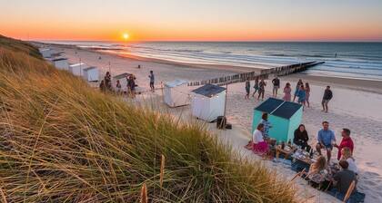 Profitez dâun sĂ©jour relaxant Ă Zoutelande, Ă seulement 1 minute Ă pied de la plage. Cette chambre cosy pour 2 offre confort, charme cĂŽtier et accĂšs facile aux dunes, aux cafĂ©s en bord de mer et aux pistes cyclables panoramiques.