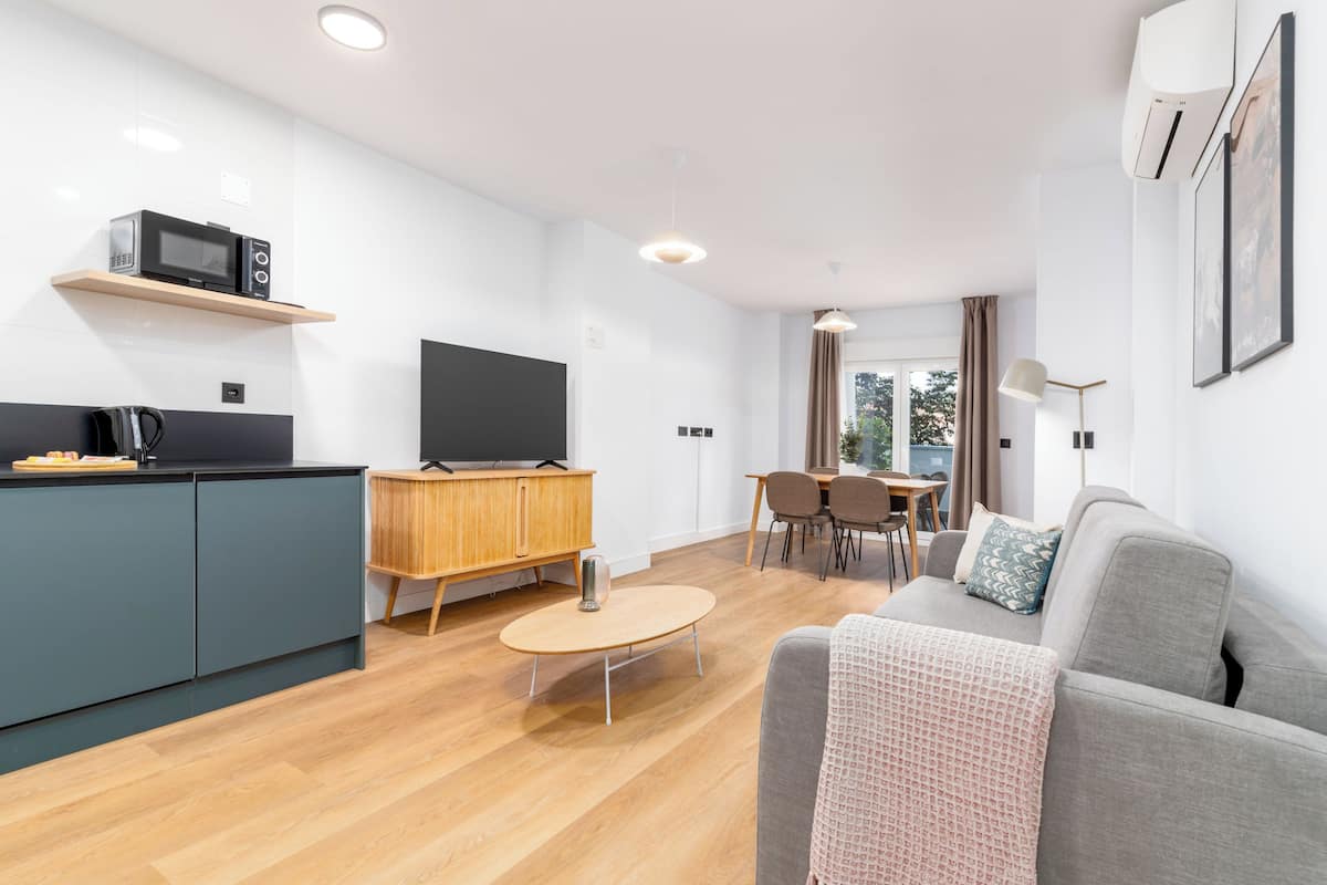 Comfort-Apartment, 1 Schlafzimmer, Terrasse | Wohnbereich | 50-Zoll-Flachbildfernseher mit Kabelempfang