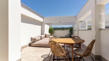 Two-Bedroom Apartment with Rooftop Terrace | Terraza o patio