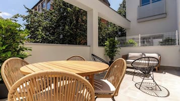 One-Bedroom Comfort Apartment + Patio | Terrace/patio