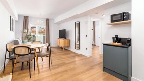 Apartemen Comfort, 1 kamar tidur, balkon | Area keluarga