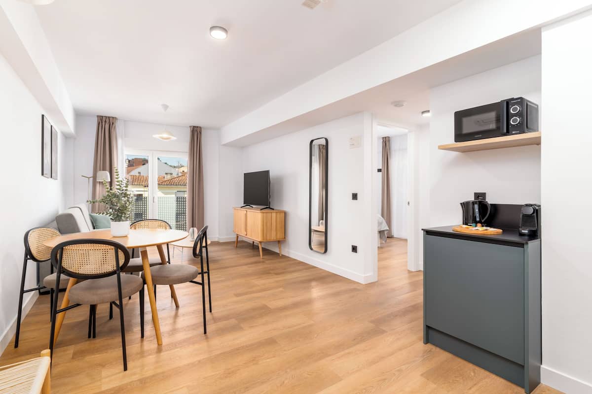Comfort-Apartment, 1 Schlafzimmer, Balkon | Wohnbereich | 50-Zoll-Flachbildfernseher mit Kabelempfang
