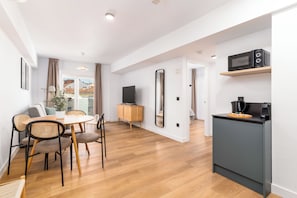 Comfort-Apartment, 1 Schlafzimmer, Balkon | Wohnbereich | 50-Zoll-Flachbildfernseher mit Kabelempfang