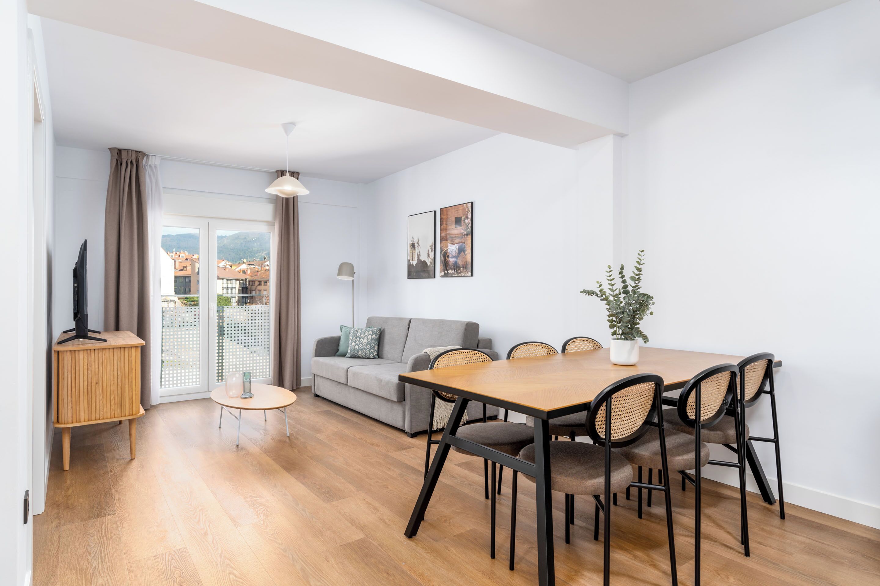 Two-Bedroom Apartment with Rooftop Terrace | Woonruimte | Een 50-inch flatscreentelevisie met kabelzenders