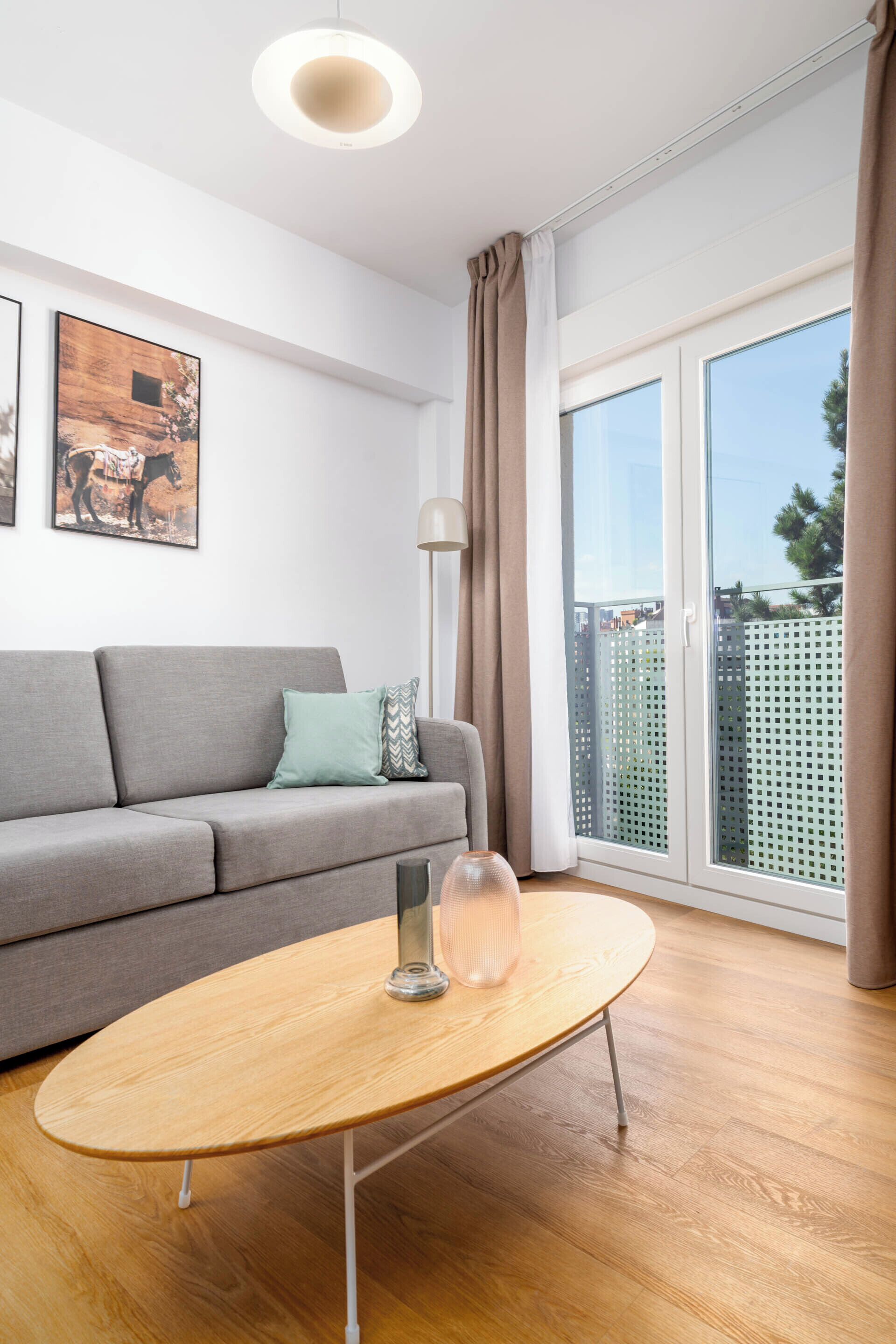 Comfort appartement, 1 slaapkamer, balkon | Woonruimte | Een 50-inch flatscreentelevisie met kabelzenders