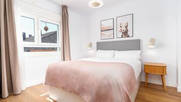 Comfort appartement, 1 slaapkamer, balkon | Individueel gedecoreerd, individueel gemeubileerd, een bureau