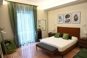 1 Schlafzimmer, Schreibtisch, Bügeleisen/Bügelbrett, Reisekinderbett