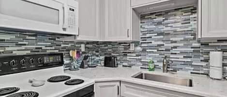 Réfrigérateur, four à micro-ondes, un four, surface de cuisson