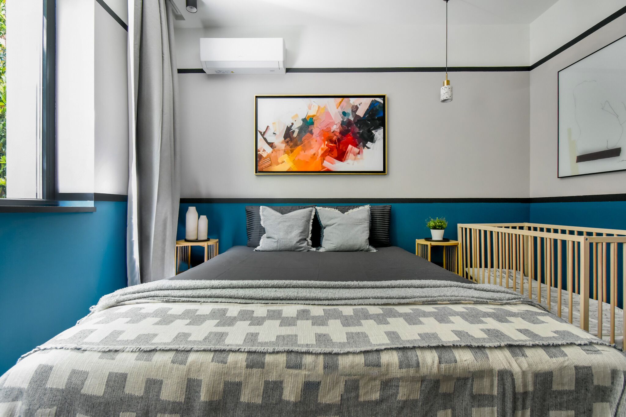 2 slaapkamers, een bureau, een strijkplank/strijkijzer, reisbedje