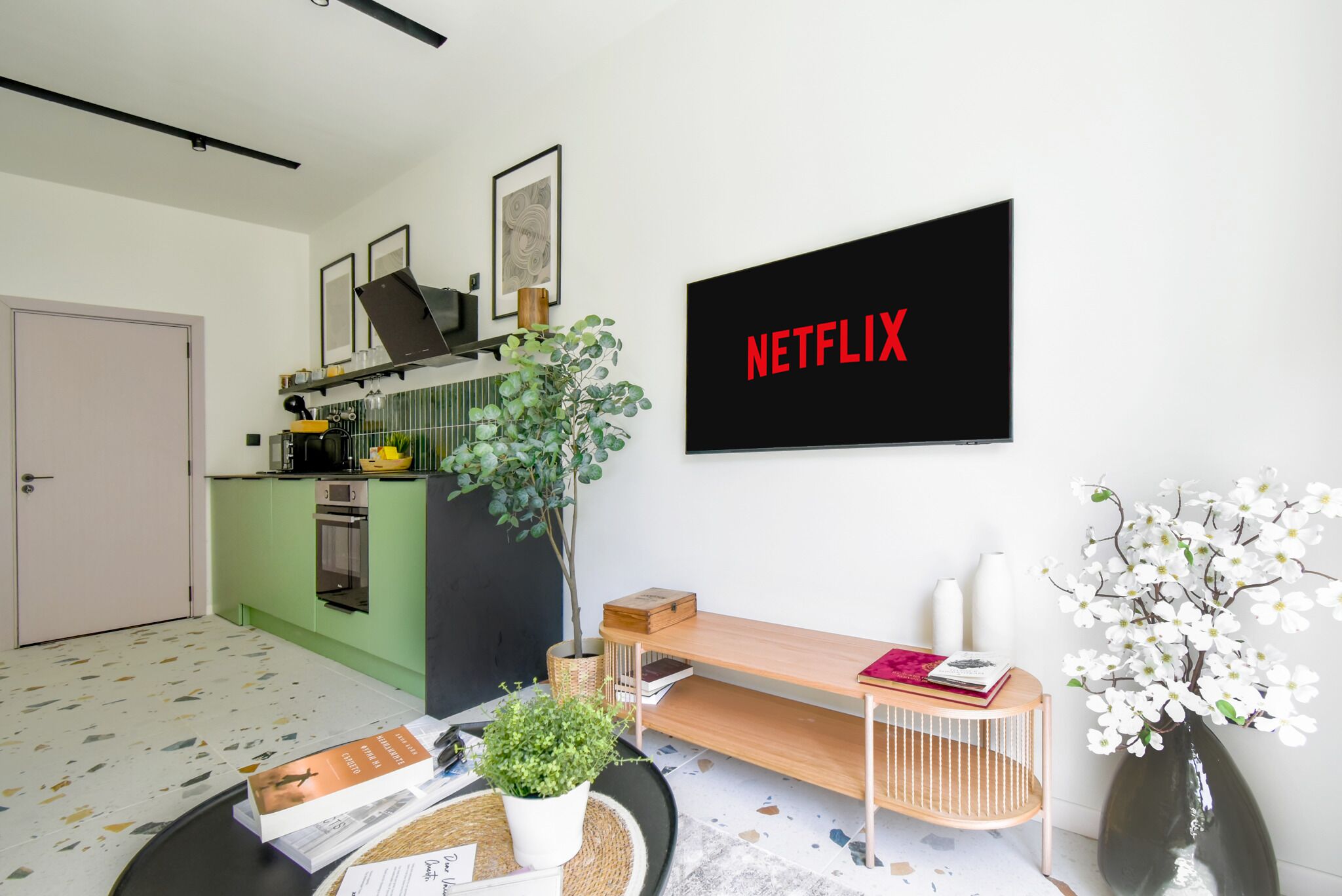 冷蔵庫、電子レンジ、オーブン、コンロ