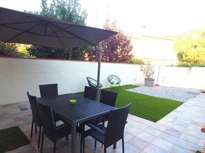 Outdoor dining - For 6/7 people, Begur, Luminous attached house the village entrance (Begur)