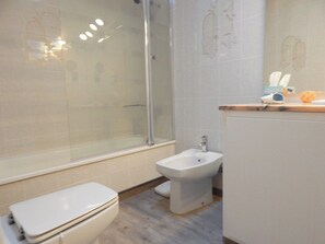 Douche, serviettes fournies, papier toilette