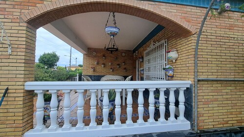 A 10 Minutos de Sevilla. Chalet Independiente, con Piscina y muy Tranquilo