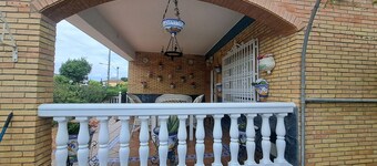 A 10 Minutos de Sevilla. Chalet Independiente, con Piscina y muy Tranquilo