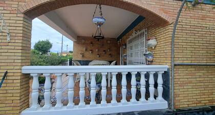 A 10 Minutos de Sevilla. Chalet Independiente, con Piscina y muy Tranquilo