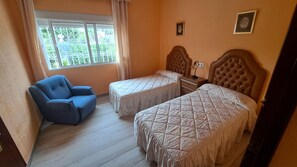 4 bedrooms, iron/ironing board, WiFi, bed sheets
