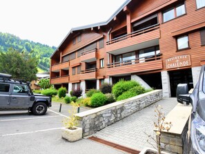 A multi-story hotel with a wooden facade, balconies, and a sign reading "Residence Chalende". - Central Morzine apartment with covered parking (Morzine)