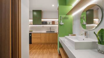 Familie studio suite, Meerdere bedden | Badkamer | Een douche, een haardroger, handdoeken, zeep