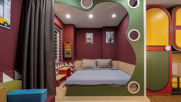 Deluxe Studio, 1 King Bed | Premium bedding, individually decorated, blackout curtains