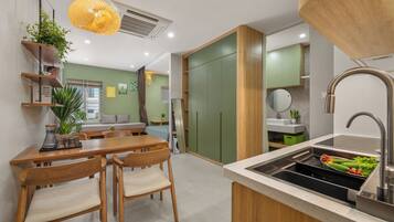 Deluxe studio, 1 kingsize bed | Privékeuken | Een koelkast, een microgolfoven, een kookplaat, een kinderstoel