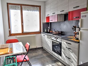 Kylskåp, mikrovågsugn, ugn och diskmaskin