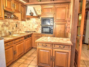 Fridge, microwave, oven, dishwasher - Spacious apartment in Morzine center with private garage (Morzine)