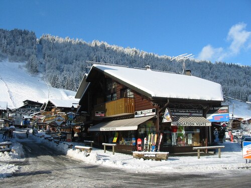 Spacious apartment in Morzine center with private garage