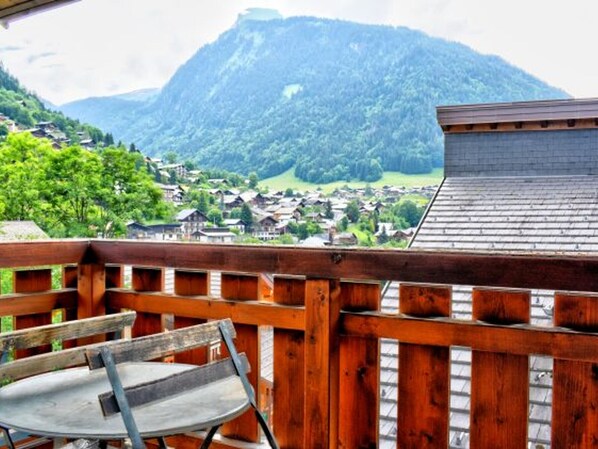 Outdoor dining - 2-bedroom apartment in Morzine center with balcony and WIFI (Morzine)
