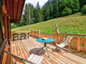 Outdoor dining - Cozy chalet with free shuttle access in Morzine (Morzine)