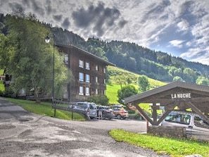 Exterior - Studio with southwest-facing balcony, parking, pets allowed, 300m from center (Morzine)