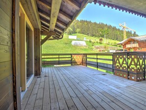 Terrace/patio - Spacious chalet near slopes, Morzine, for 11 people (Morzine)