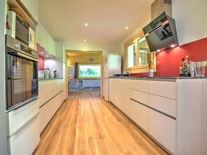 Fridge, microwave, oven, dishwasher - Spacious chalet near slopes, Morzine, for 11 people (Morzine)