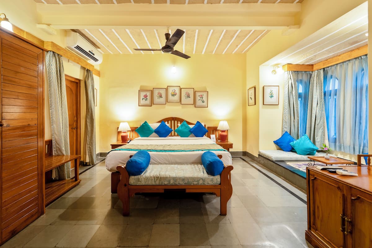 Superior Room, Balcony | WiFi (free), bed sheets