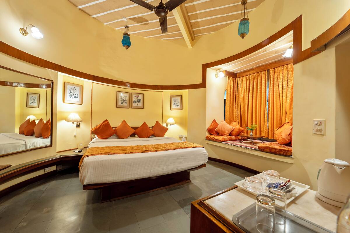 Deluxe Double Room, Balcony, Mountain View | WiFi (free), bed sheets