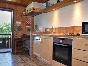 Fridge, microwave, oven, dishwasher - Ski-In/Ski-Out Savoyard Chalet with Mountain Views and Modern Amenities (Morzine)